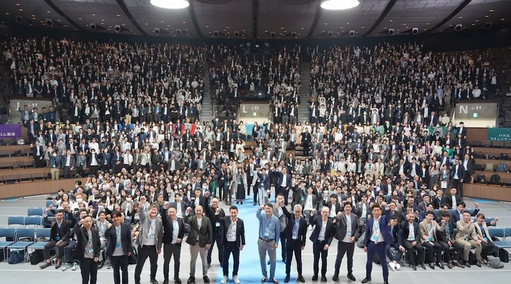代々木競技場 第二体育館で開催した「第27期経営計画発表説明会」には全社員が集まった